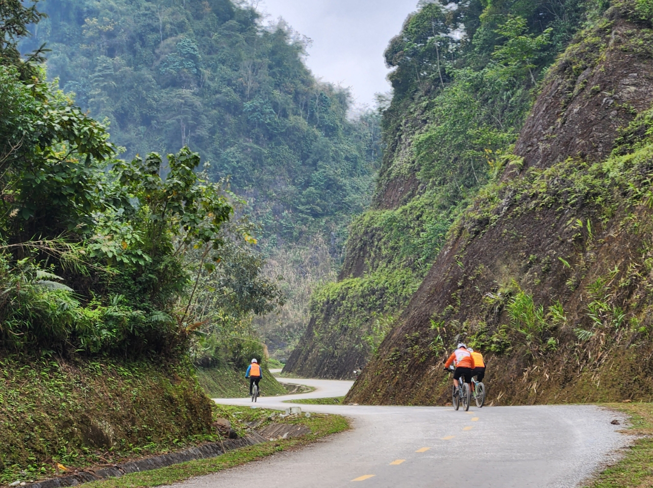 Vietnam Northeast Cycling: An Epic Adventure Through Rugged Landscapes with Golden Cycling Tours